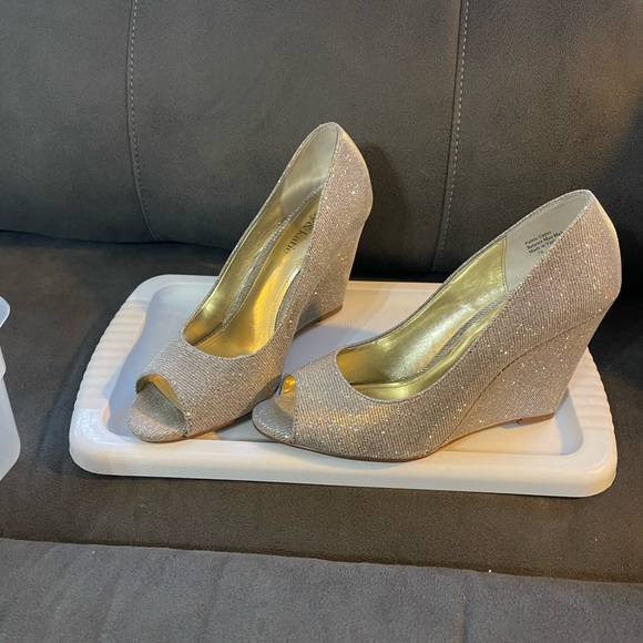 Kelly & Katie Gold Metallic Peep-toe Wedges 7 1/2 - Picture 1 of 4